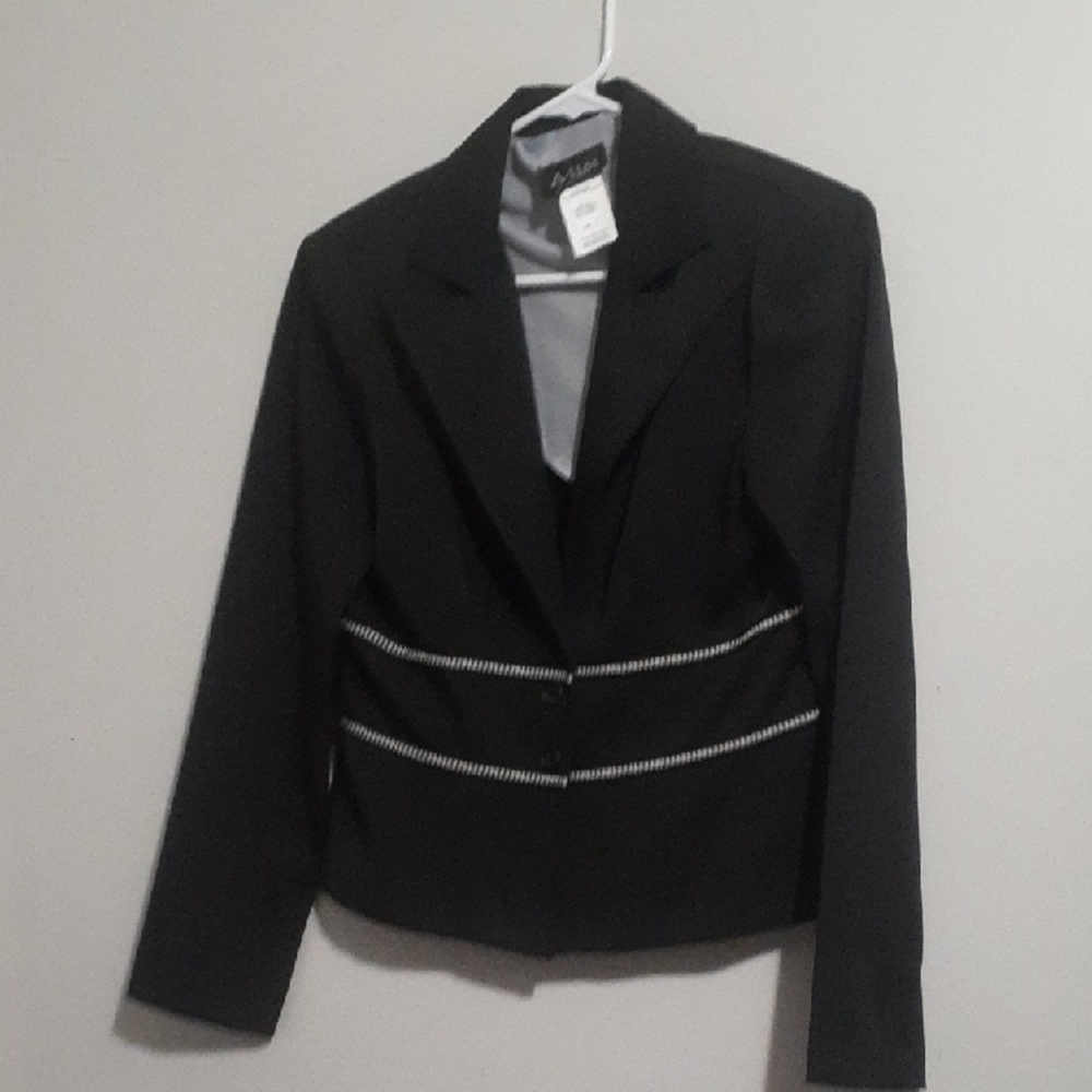 Wrapper Black Blazer with Tailored Silhouette and Notched Lapel
